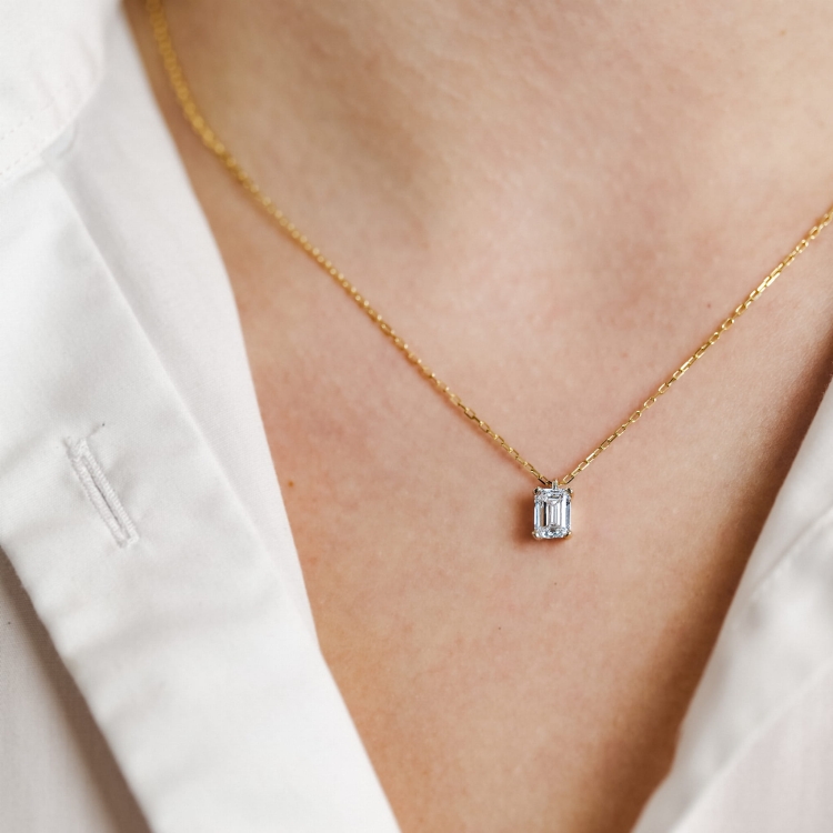 Złoty naszyjnik 585 z moissanitem 0,80 ct – prezentacja na szyi – ABGOLD Baczyński