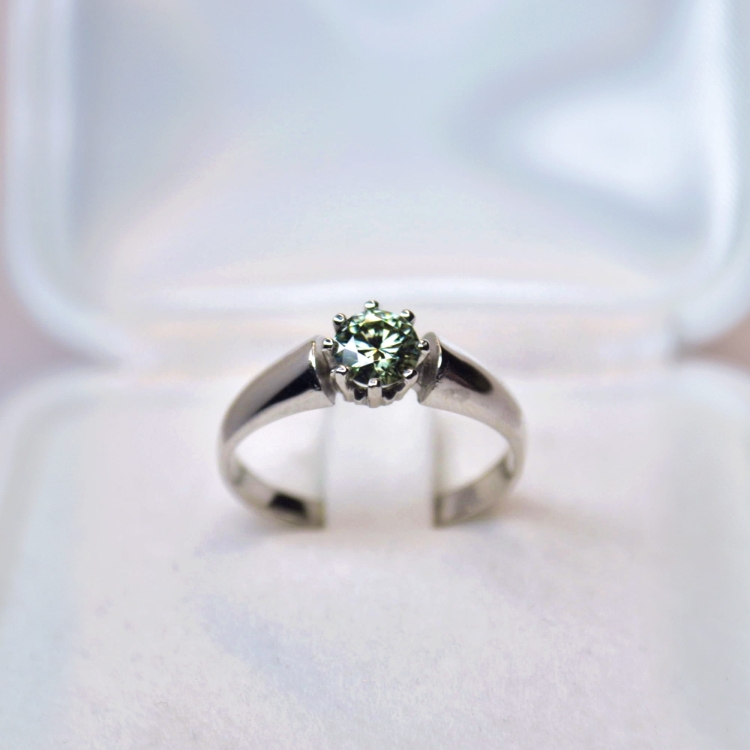 Pierścionek zaręczynowy z moissanitem multicolor czarno-żółtym – ujęcie centralne – ABGOLD Baczyński