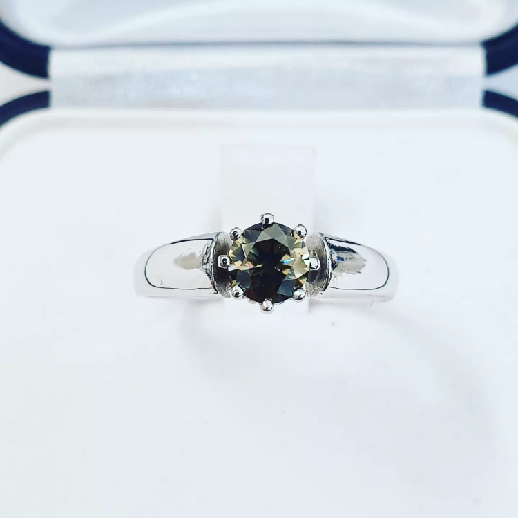 Pierścionek zaręczynowy z moissanitem multicolor czarno-żółtym – detal oprawy – ABGOLD Baczyński