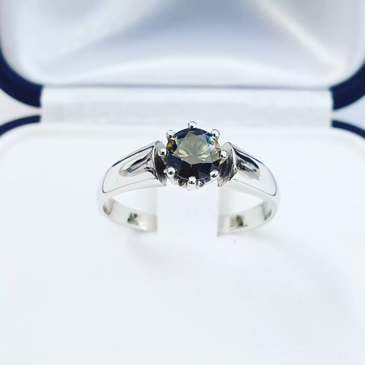 Pierścionek zaręczynowy z moissanitem multicolor czarno-żółtym – ujęcie pod kątem – ABGOLD Baczyński