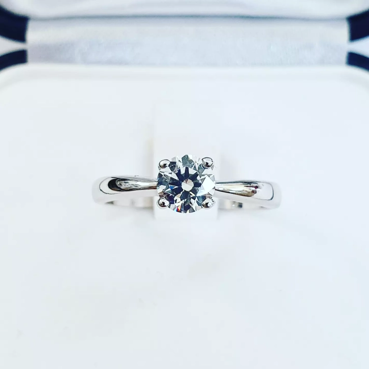 Pierścionek zaręczynowy z moissanitem 0,50 ct – zbliżenie kamienia – ABGOLD Baczyński