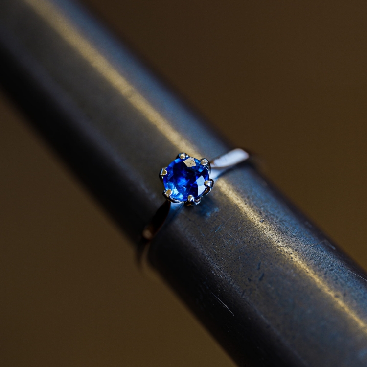 Pierścionek zaręczynowy z szafirem – białe złoto 585 – rygiel jubilerski – ABGOLD Baczyński