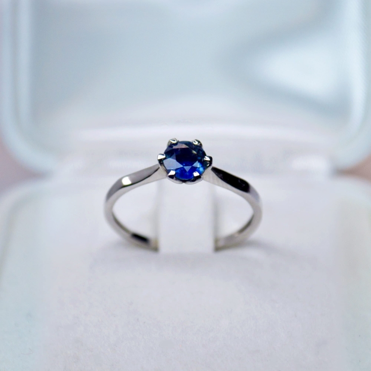 Pierścionek zaręczynowy z szafirem – białe złoto 585 – widok frontalny – ABGOLD Baczyński