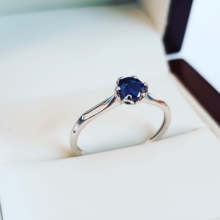 Pierścionek zaręczynowy z szafirem – białe złoto 585 – widok boczny – ABGOLD Baczyński