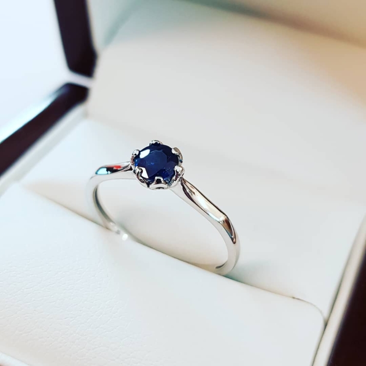 Pierścionek zaręczynowy z szafirem – białe złoto 585 – profil pierścionka – ABGOLD Baczyński