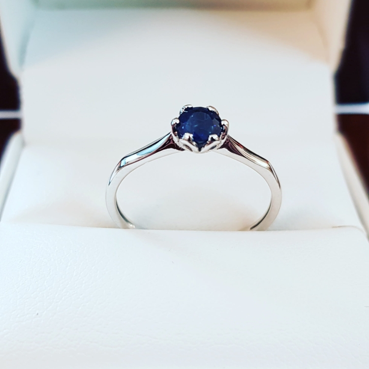 Pierścionek zaręczynowy z szafirem – białe złoto 585 – widok pod kątem – ABGOLD Baczyński