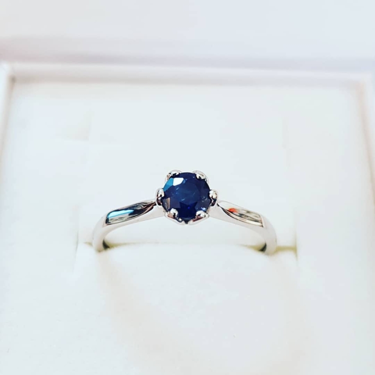 Pierścionek zaręczynowy z szafirem – białe złoto 585 – zbliżenie kamienia – ABGOLD Baczyński