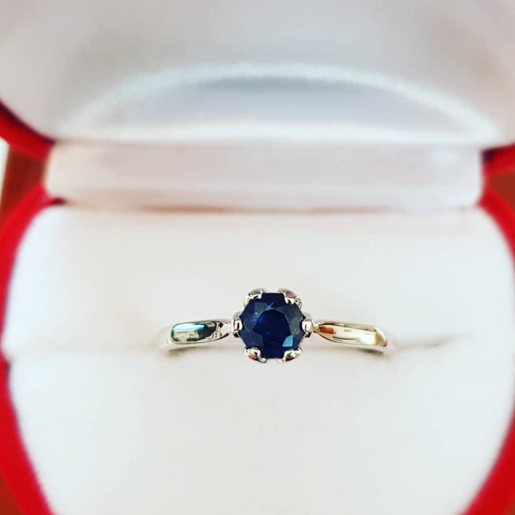 Pierścionek zaręczynowy z szafirem – białe złoto 585 – widok od góry – ABGOLD Baczyński