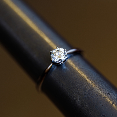 Pierścionek zaręczynowy z diamentem – Rygiel jubilerski – ABGOLD Baczyński