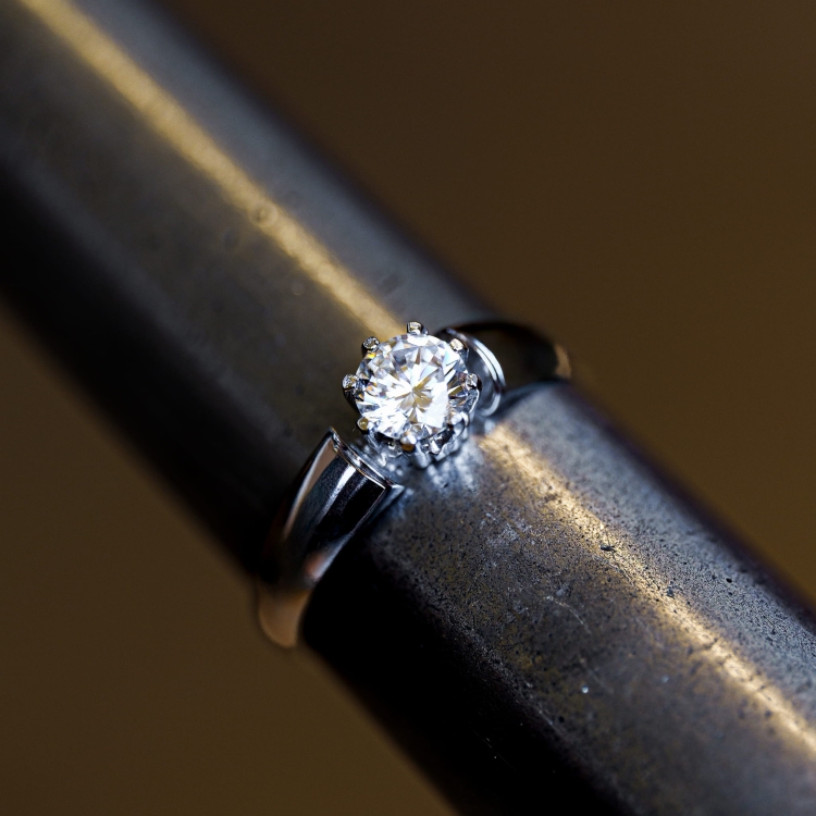 Pierścionek zaręczynowy z dużym diamentem – Rygiel jubilerski – ABGOLD Baczyński