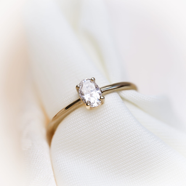 Złoty pierścionek 585 Diament owal 0,42 ct – Stylizacja na jasnym tle – ABGOLD Baczyński