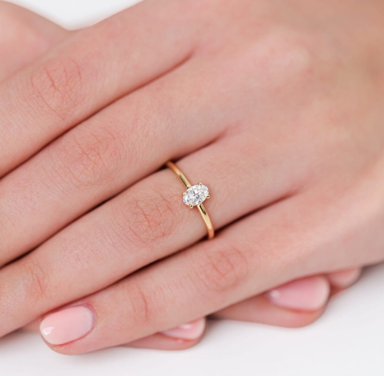 Złoty pierścionek 585 Diament owal 0,42 ct – Ujęcie na dłoni – detal – ABGOLD Baczyński