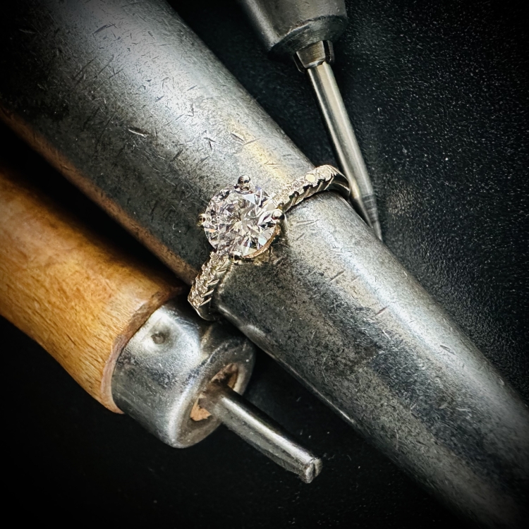 Złoty pierścionek z diamentami 0,90 ct – złoto próba 585 – detal oprawy – ABGOLD Baczyński