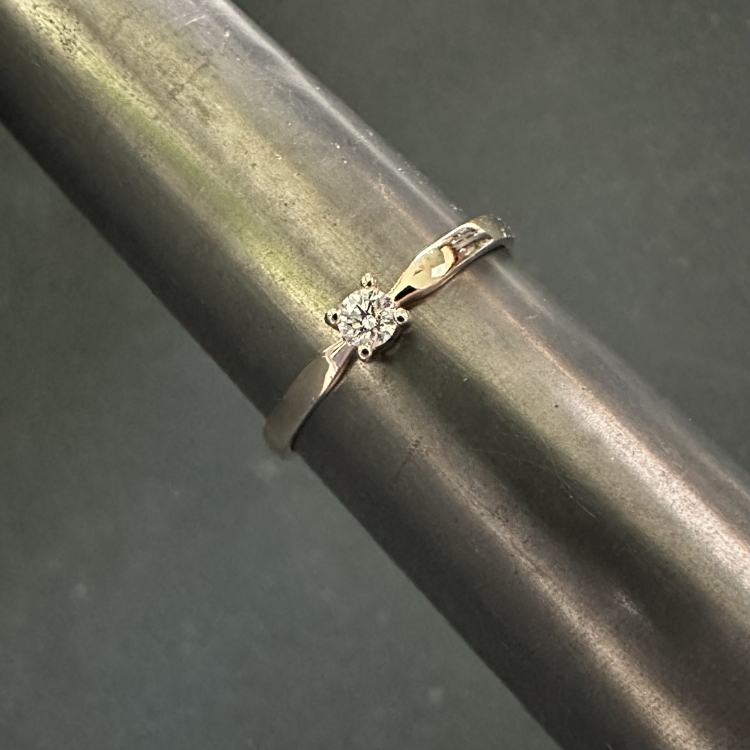 Złoty pierścionek 585 z moissanitem 0,10 ct VVS1D – Rygiel jubilerski – ABGOLD Baczyński