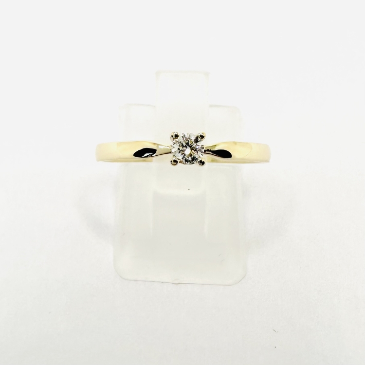 Złoty pierścionek 585 z moissanitem 0,10 ct VVS1D – Front – detal kamienia – ABGOLD Baczyński