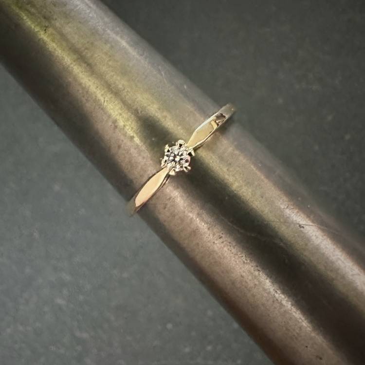 Złoty pierścionek 585 z moissanitem – klasyka – Rygiel jubilerski – ABGOLD Baczyński