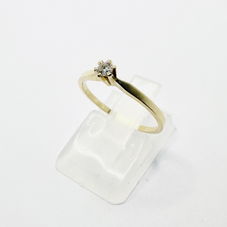 Złoty pierścionek z diamentem 0,08 ct VVS1D – Ujęcie pod kątem – ABGOLD Baczyński