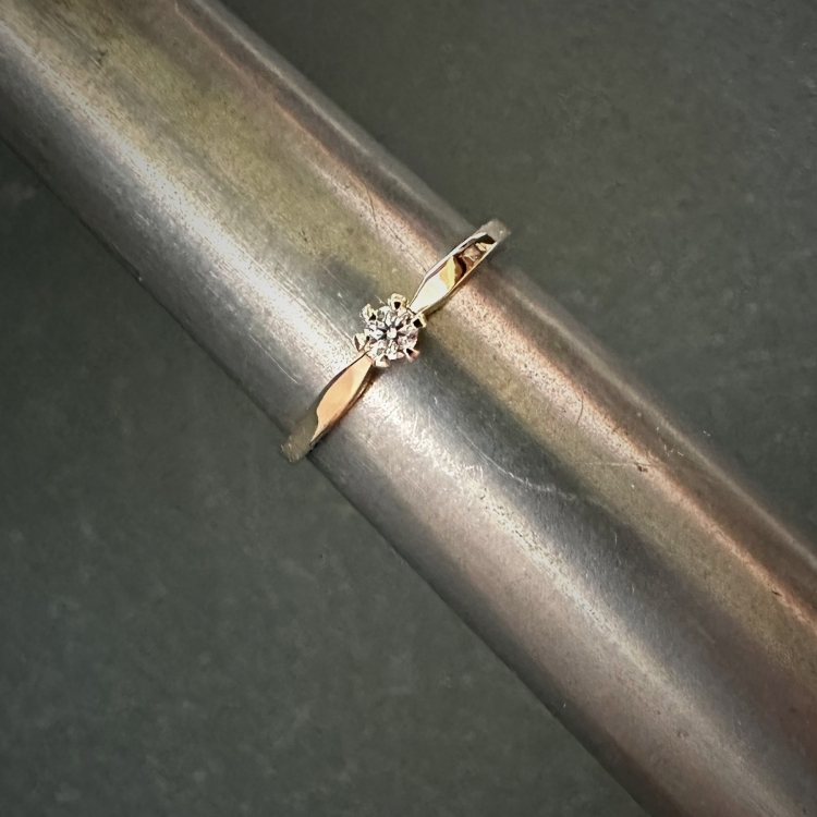 Klasyczny złoty pierścionek z brylantem 0,08 ct – Rygiel jubilerski – ABGOLD Baczyński