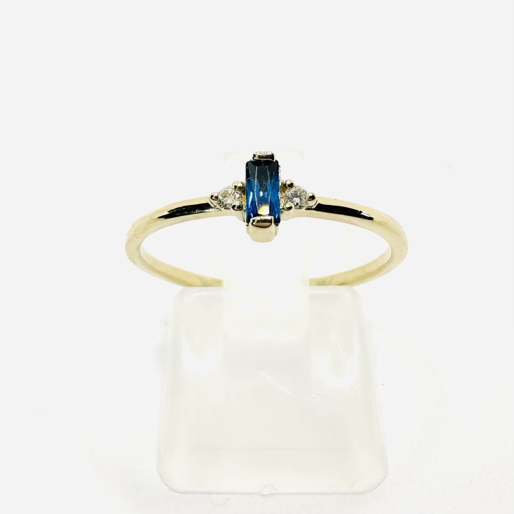 Złoty pierścionek z szafirem i brylantami – widok frontalny – ABGOLD Baczyński