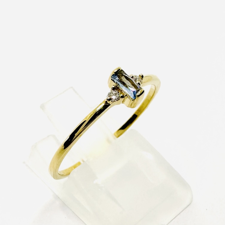 Złoty pierścionek z szafirem i brylantami – detal oprawy – ABGOLD Baczyński