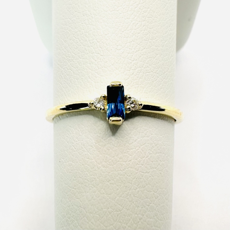 Złoty pierścionek z szafirem i brylantami – widok na dłoni (zbliżenie) – ABGOLD Baczyński