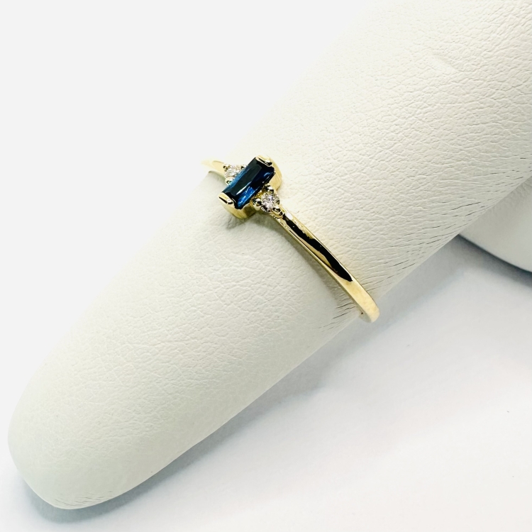 Złoty pierścionek z szafirem i brylantami – prezentacja na ekspozytorze – ABGOLD Baczyński