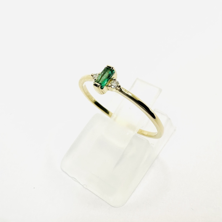 Złoty pierścionek ze szmaragdem i brylantami – ujęcie pod kątem – ABGOLD Baczyński