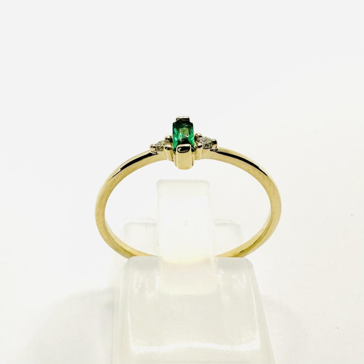 Złoty pierścionek ze szmaragdem i brylantami – widok od góry – ABGOLD Baczyński