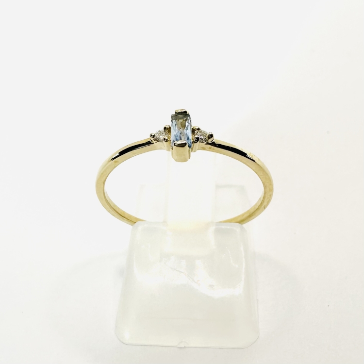 Złoty pierścionek z akwamarynem i brylantami – widok od góry – ABGOLD Baczyński