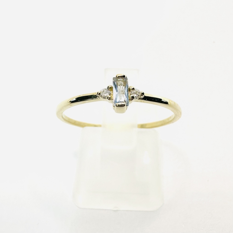 Złoty pierścionek z akwamarynem i brylantami – widok frontalny – ABGOLD Baczyński