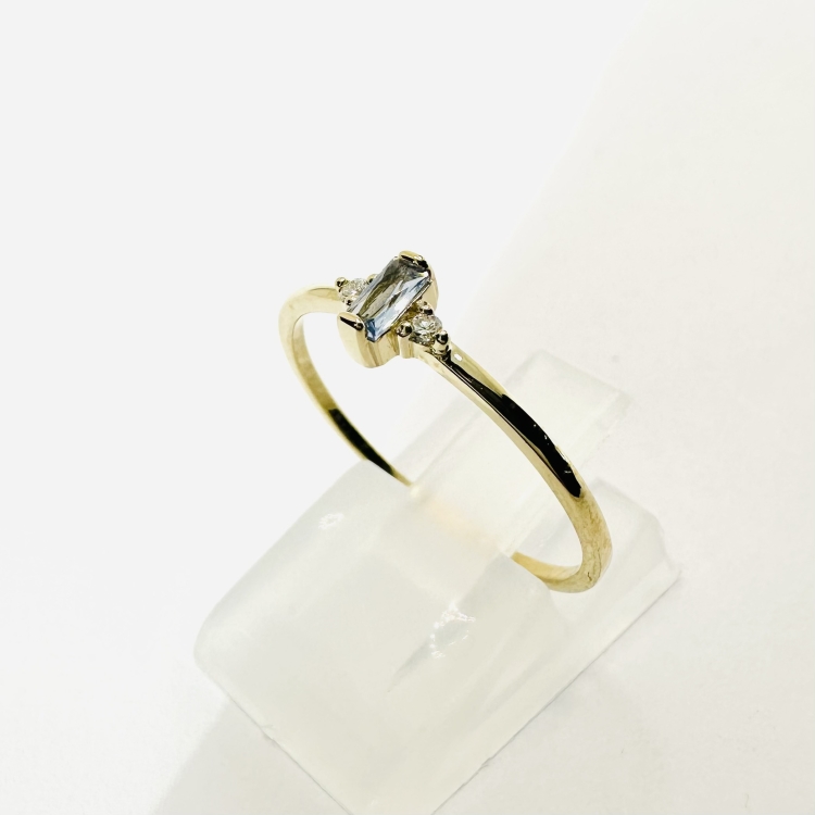 Złoty pierścionek z akwamarynem i brylantami – ujęcie pod kątem – ABGOLD Baczyński