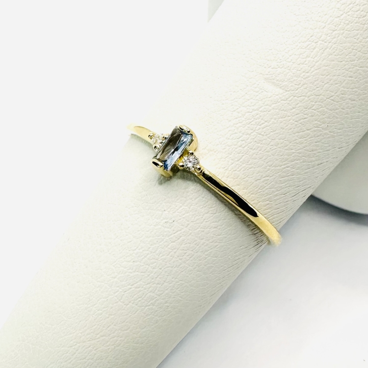 Złoty pierścionek z akwamarynem i brylantami – widok z boku – ABGOLD Baczyński