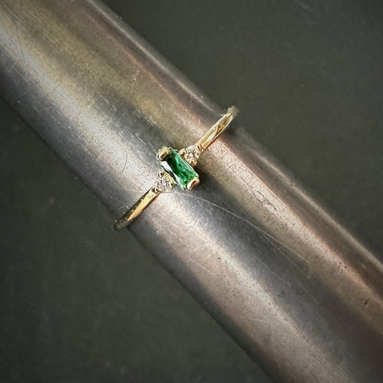 Złoty pierścionek ze szmaragdem i brylantami – Rygiel jubilerski – ABGOLD Baczyński