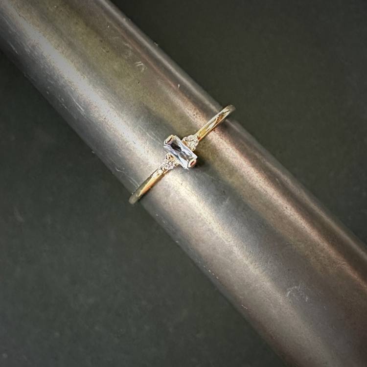 Złoty pierścionek z akwamarynem i brylantami – Rygiel jubilerski – ABGOLD Baczyński