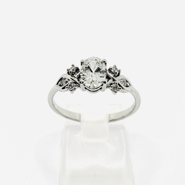 Pierścionek z białego złota z brylantami 1,0 ct – detal z przodu – ABGOLD Baczyński