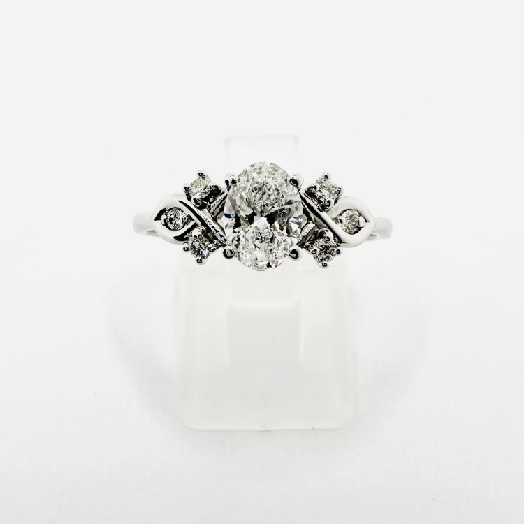 Pierścionek z białego złota z brylantami 1,0 ct – detal oprawy – ABGOLD Baczyński