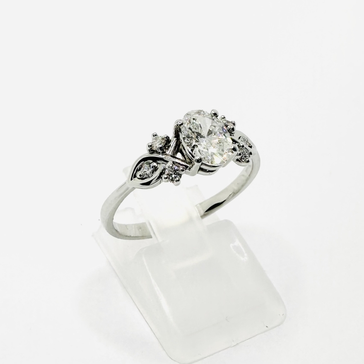 Pierścionek z białego złota z brylantami 1,0 ct – widok z boku – ABGOLD Baczyński