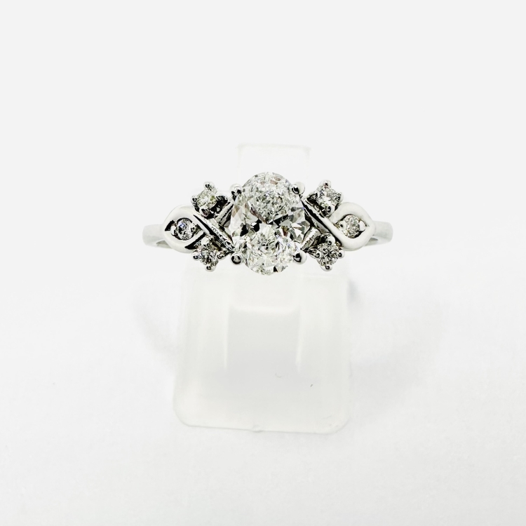 Pierścionek z białego złota z brylantami 1,0 ct – widok z góry – ABGOLD Baczyński