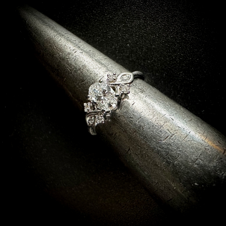 Pierścionek z białego złota z brylantami 1,0 ct – prezentacja na dłoni (zbliżenie) – ABGOLD Baczyński