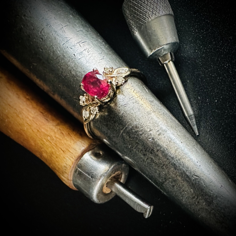 Złoty pierścionek retro z rubinem i brylantami – ujęcie w świetle punktowym – ABGOLD Baczyński