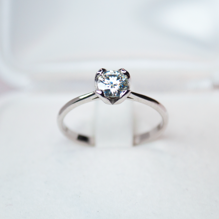 Pierścionek zaręczynowy białe złoto 585 z diamentem – ujęcie studyjne – ABGOLD Baczyński