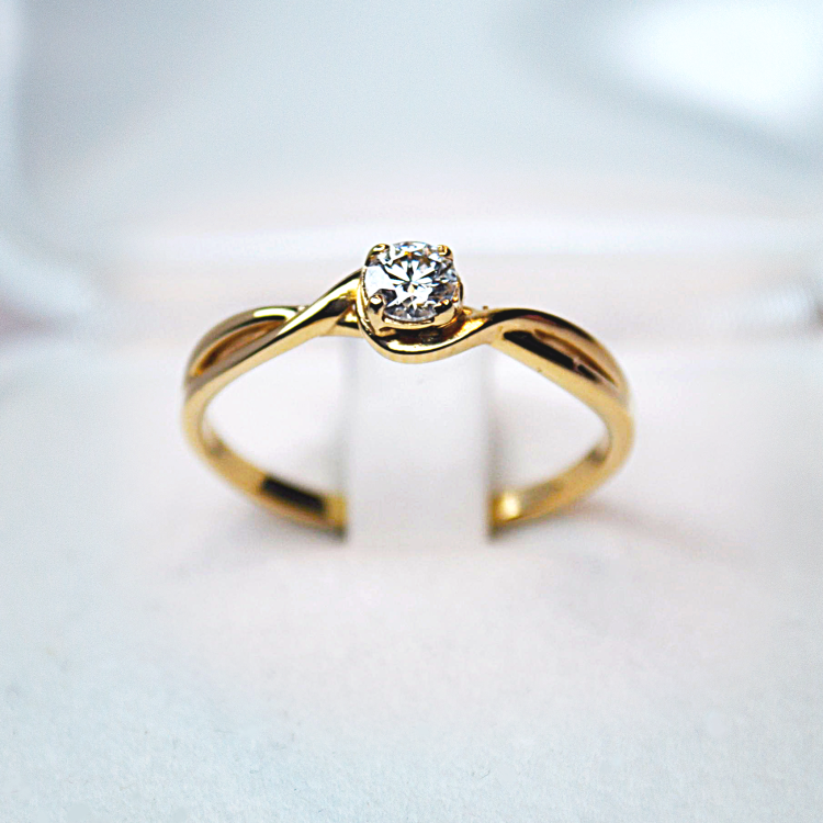 Pierścionek zaręczynowy złoto 585 z diamentem – widok z przodu – ABGOLD Baczyński