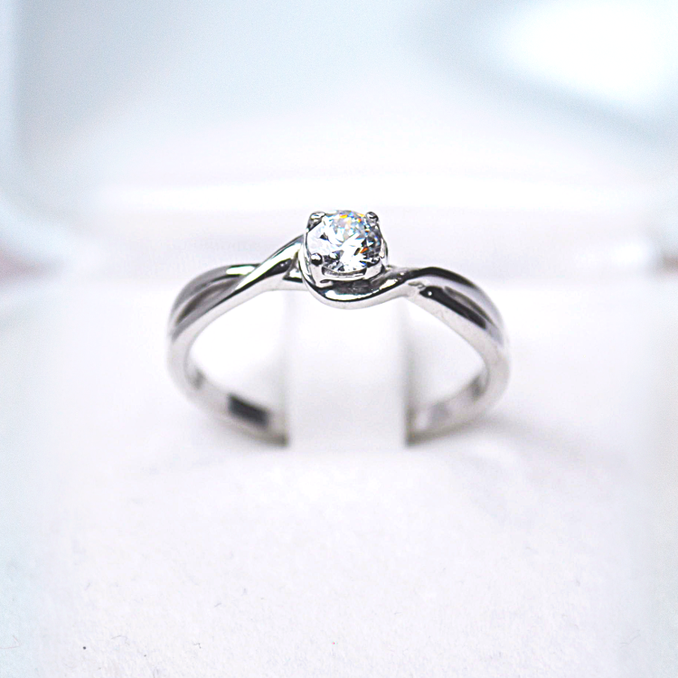 Pierścionek zaręczynowy złoto 585 z diamentem – widok z przodu (archiwalne ujęcie) – ABGOLD Baczyński