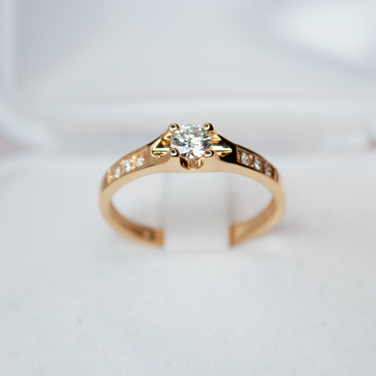 Pierścionek zaręczynowy złoto 585 z diamentami – widok z przodu (archiwalne ujęcie) – ABGOLD Baczyński