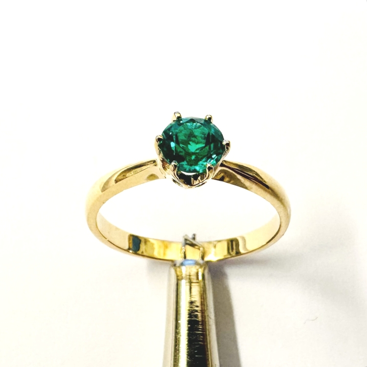 Złoty pierścionek 585 ze szmaragdem 0,50 ct – widok centralny – ABGOLD Baczyński