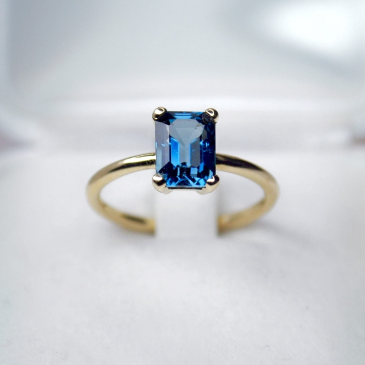 Złoty pierścionek próba 585 z topazem London – widok z przodu – ABGOLD Baczyński