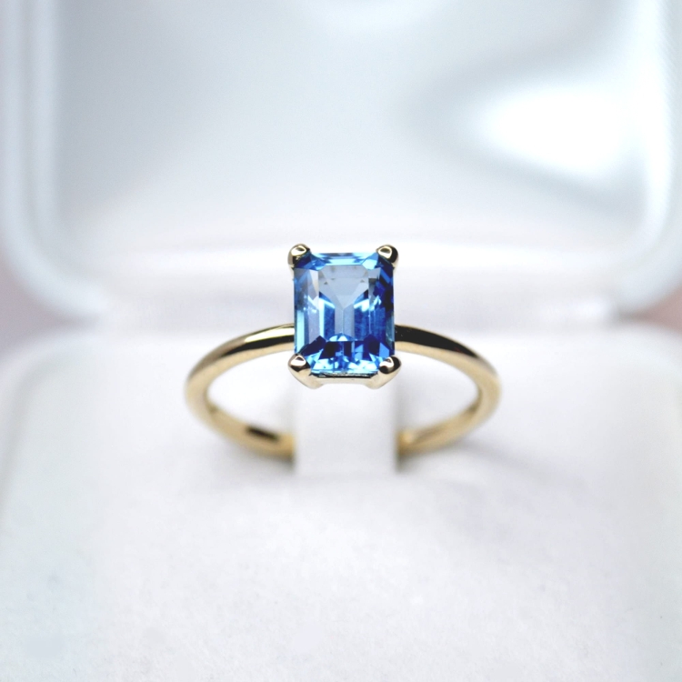 Złoty pierścionek próba 585 z topazem Swiss – widok z przodu – ABGOLD Baczyński