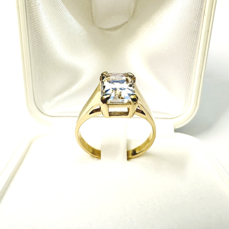 Złoty pierścionek próba 585 z białym topazem – widok z przodu – ABGOLD Baczyński