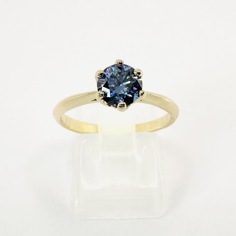 Pierścionek zaręczynowy z żółtego złota próba 585 z niebieskim moissanitem 0,80 ct – widok z przodu – ABGOLD Baczyński