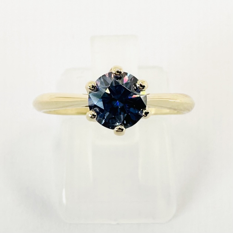 Pierścionek zaręczynowy z żółtego złota próba 585 z niebieskim moissanitem 0,80 ct – widok z góry – ABGOLD Baczyński